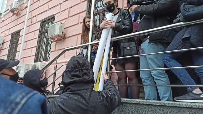 Титушки сорвали развернутый под судом баннер Стус чекає. Медведчук під арешт!, произошла потасовка 03 Титушки сорвали развернутый под судом баннер Стус чекає. Медведчук під арешт!, произошла потасовка 03