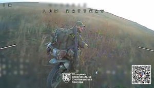 Точкові удари ЗСУ: дрон влучив в окупанта на мопеді просто під час руху. ВIДЕО