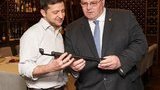Зеленский передал волонтерам перископ, подаренный Линкявичюсом от граждан Литвы: "Чтобы сохранял жизни украинских военных". ФОТО