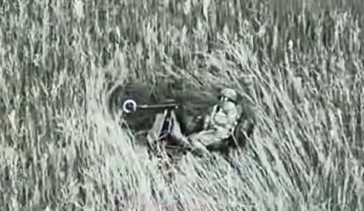 Ruscist fleeing drones of 31st SMB on motorcycle gets tangled in fiber-optic cable in field. VIDEO