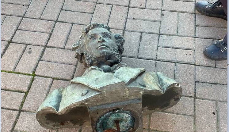 У Києві демонтували пам’ятник Пушкіну. ФОТОрепортаж