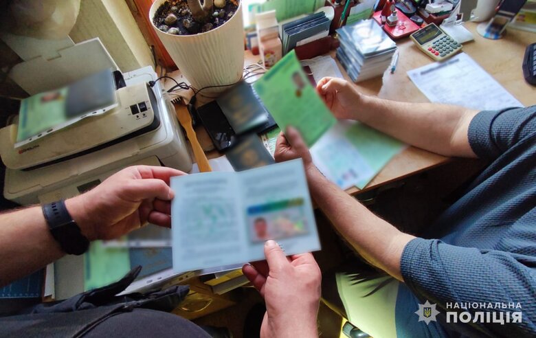 Викрито підпільне виробництво фальшивих документів