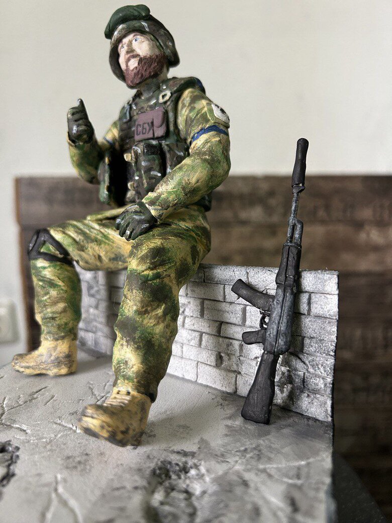 Стартувала виставка СТАЛЬ ПЕРЕМОГИ: Люди, що творять долю України. Серед експозицій - діорама, присвячена захиснику Маріуполя, полковнику СБУ Василю Богачу 03