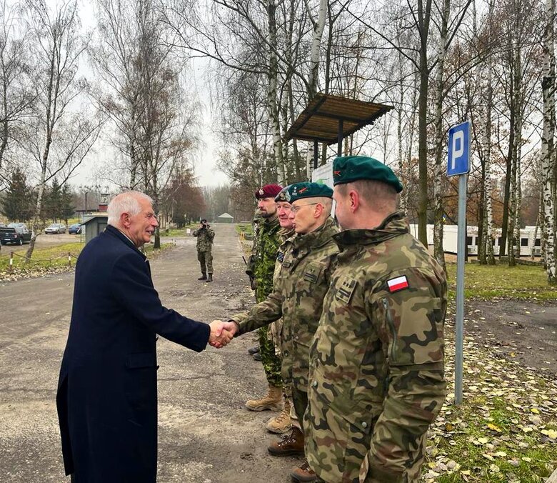 Боррель відвідав українських військових, які тренуються у Польщі 01