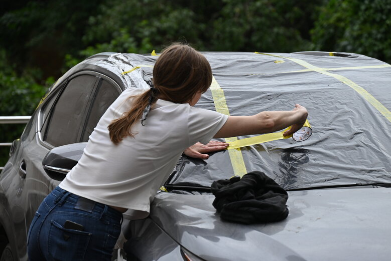 Последствия падения обломков вражеской ракеты на многоэтажку в Соломенском районе Киева 38