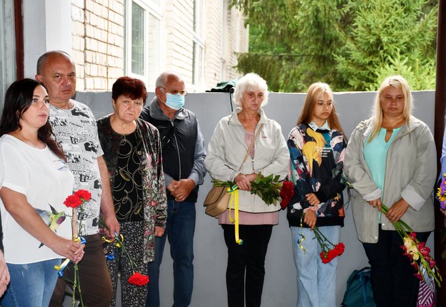 Меморіальну дошку загиблому під час виходу з Іловайська воїну 93-ї ОМБр Василю Логвиненку відкрили в Нікополі 04