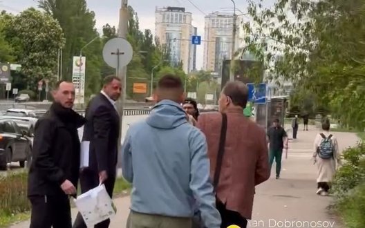 У Єрмака після суду кинули яйця. ВIДЕО