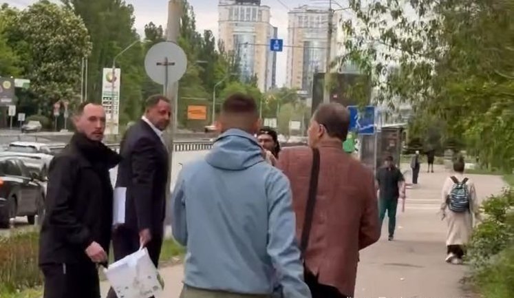 У Єрмака після суду кинули яйця. ВIДЕО