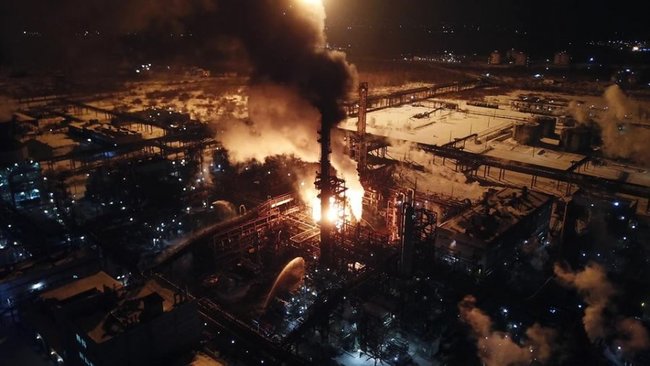 Масштабна пожежа сталася на хімзаводі Карпатнафтохім у Калуші 02