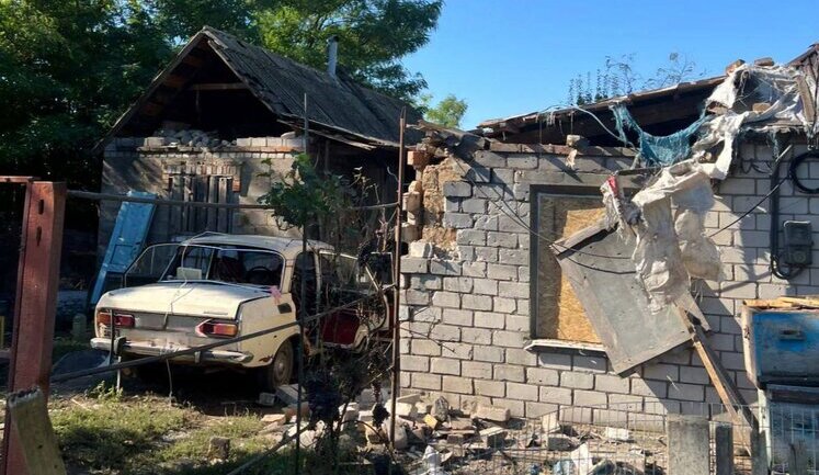 Понад 40 разів окупанти атакували Синельниківщину та Нікопольщину: постраждала жінка, пошкоджено будинки, авто та АЗС. ФОТОрепортаж