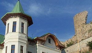 Набережная им. Януковича: "историческими новостойками" в Балаклаве завладела семья президента. ФОТОрепортаж
