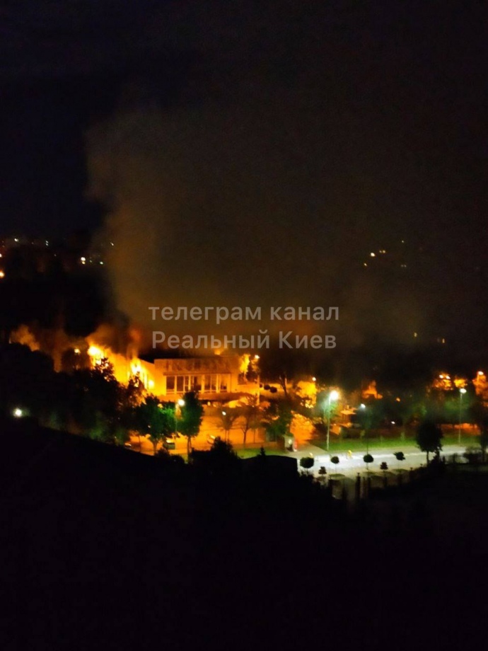 Кинотеатр Тампере горит в Киеве 01