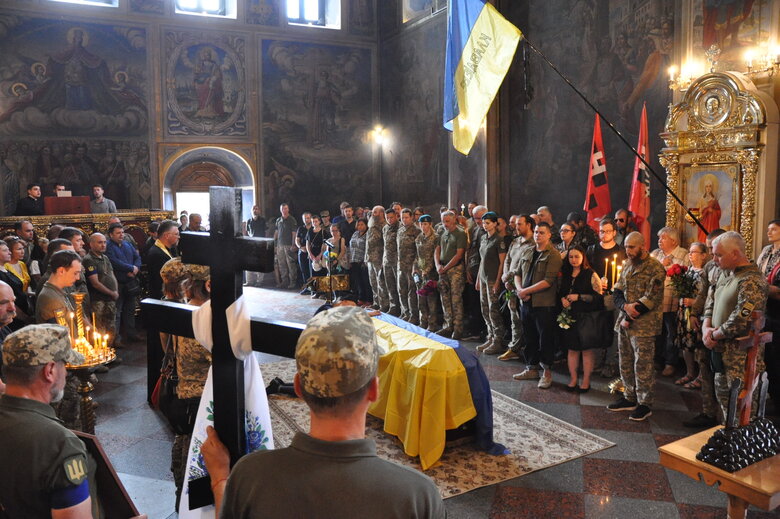 Із загиблим в бою з окупантами воїном Романом Барвінком (Скрипалем) попрощалися в Києві 59
