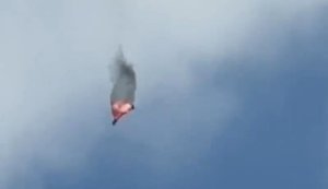 Збитий у небі над Харковом "Shahed", охоплений вогнем, падає на землю. ВIДЕО