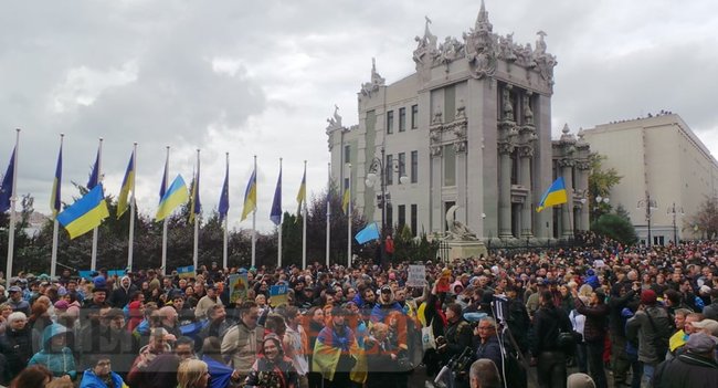 Учасники віче проти капітуляції прийшли під Офіс Президента 05