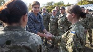 Марина Порошенко посетила украинских бойцов на Донбассе и привезла им теплые вещи. ФОТОрепортаж