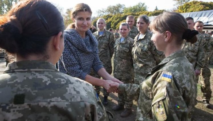 Марина Порошенко посетила украинских бойцов на Донбассе и привезла им теплые вещи. ФОТОрепортаж