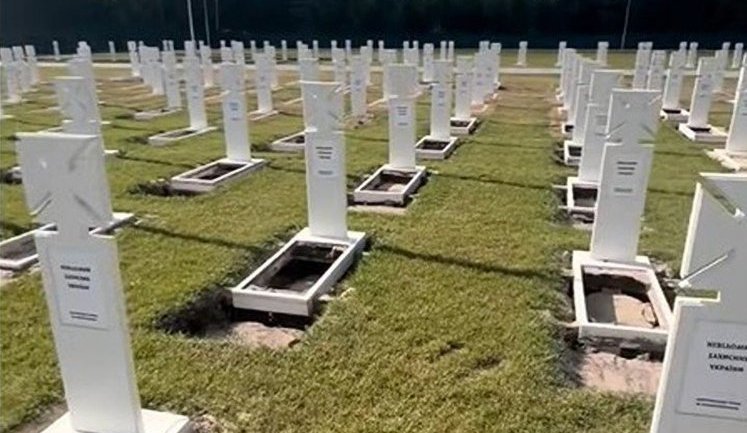 Дощі розмили могили воїнів на Національному військовому кладовищі, - КЕКЦ. ВIДЕО