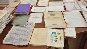 СБУ вилучила у "чорних археологів" 4000 документів УПА. ФОТОрепортаж
