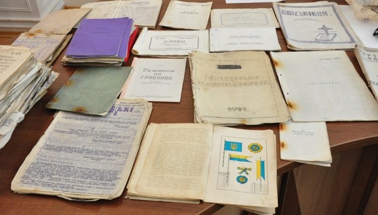 СБУ вилучила у "чорних археологів" 4000 документів УПА. ФОТОрепортаж