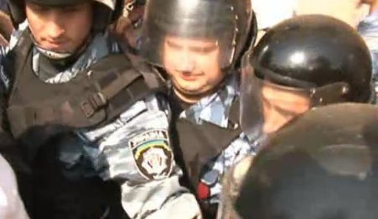 "Беркут" разбил журналистам ТВі камеру. ВИДЕО