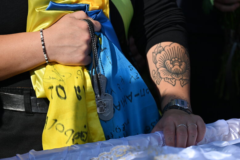 Із загиблим воїном штурмової роти 59-ї бригади Володимиром Іщенком попрощалися у Києві 26