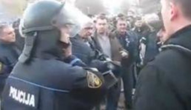 Спецназ отказался защищать власть и присоединился к участникам акций протестов. ВИДЕО