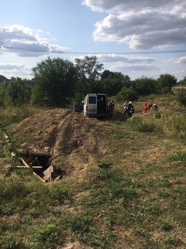 Мікроавтобус потрапив у ДТП на Луганщині - постраждало 6 осіб 01