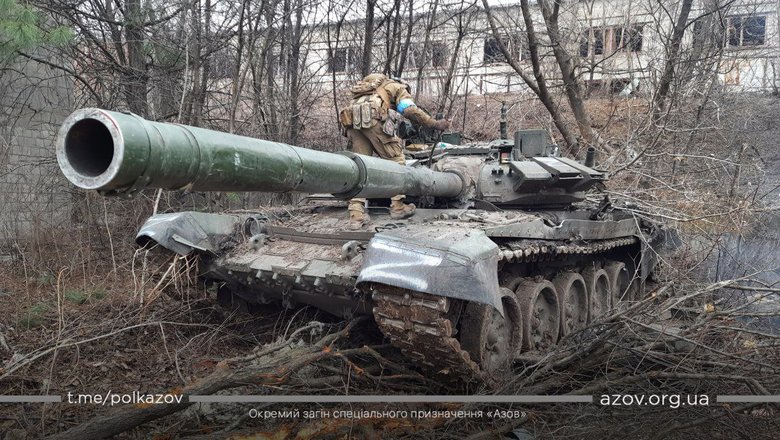 Азовцы показали уничтоженную технику россиян в Мариуполе 02