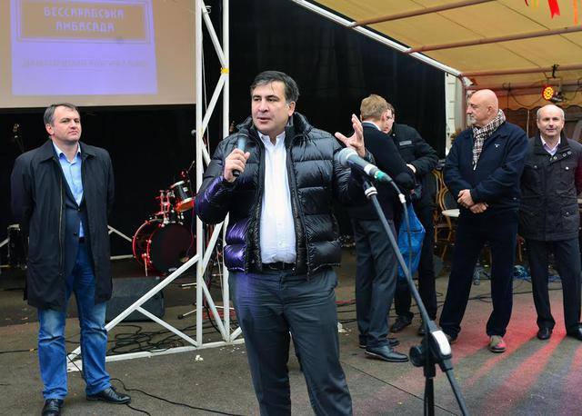 Голова Львівської ОДА Олег Синютка: Саакашвілі загубив паспорт? Російською мовою це називається растєряшка. Але якщо це правда, як тоді його без паспорта поселили у львівський готель? 02 Голова Львівської ОДА Олег Синютка: Саакашвілі загубив паспорт? Російською мовою це називається растєряшка. Але якщо це правда, як тоді його без паспорта поселили у львівський готель? 02