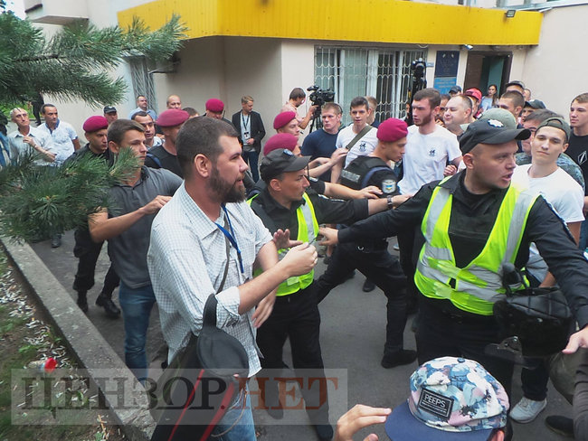 Активісти C14 побилися із журналістом Громадського Бурдигою під будівлею Голосіївського суду 04