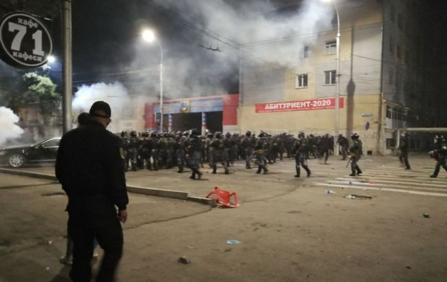 Полиция разогнала акцию протеста в Бишкеке, есть раненые 15