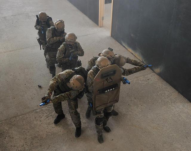 Відкрито шут-хаус для відпрацювання спецпризначенцями прийомів зі звільнення приміщень від озброєних злочинців 08