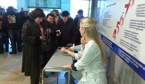 Hundreds of people donate blood for wounded Donetsk airport defenders in Dnipropetrovsk. PHOTOS