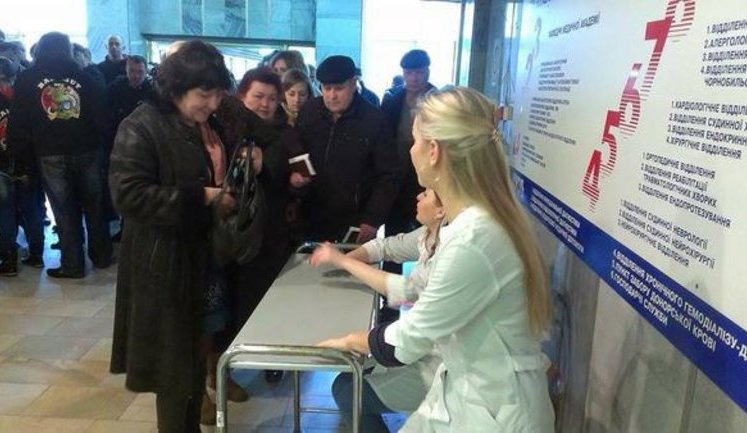 Hundreds of people donate blood for wounded Donetsk airport defenders in Dnipropetrovsk. PHOTOS