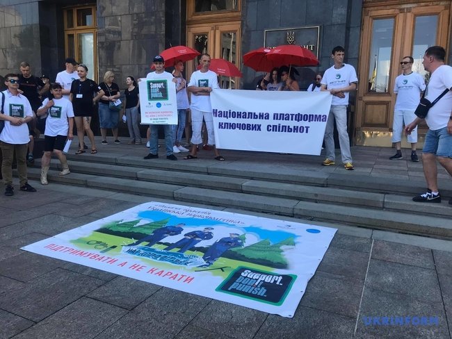 Підтримувати, а не карати: під Офісом Президента мітингували наркозалежні 05