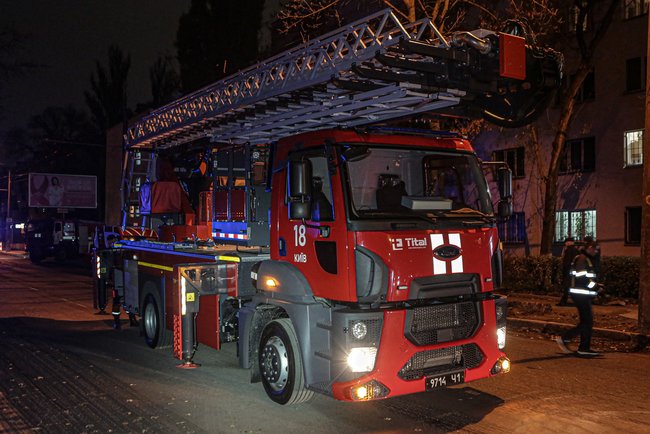 У студентському гуртожитку Києва сталася пожежа, рятувальники евакуювали 120 осіб, - ДСНС 01