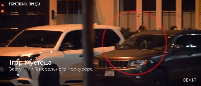 Низка чиновників відвідує столичні ресторани у комендантську годину, серед них - директор департаменту КМДА Никоряк та заступник генпрокурора Мустеца. Кличко вже відреагував 04