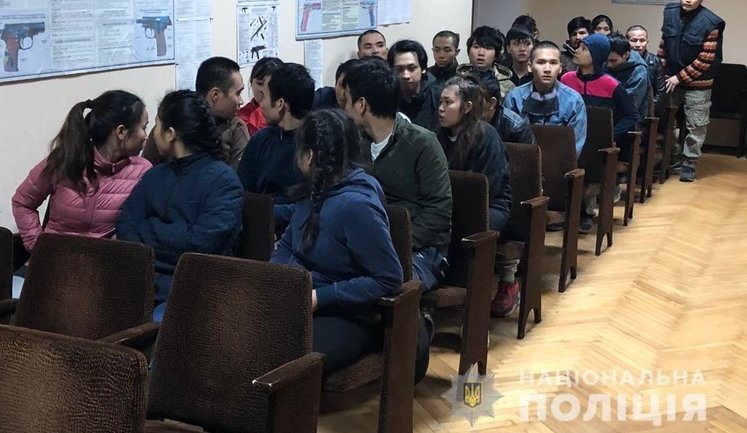 Полиция обнаружила на Киевщине 28 нелегальных мигрантов из Вьетнама: Ходили и просили есть. ФОТО