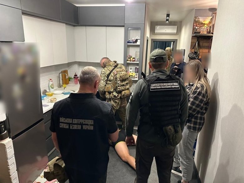 Викрито зловмисників, які підробляли документи