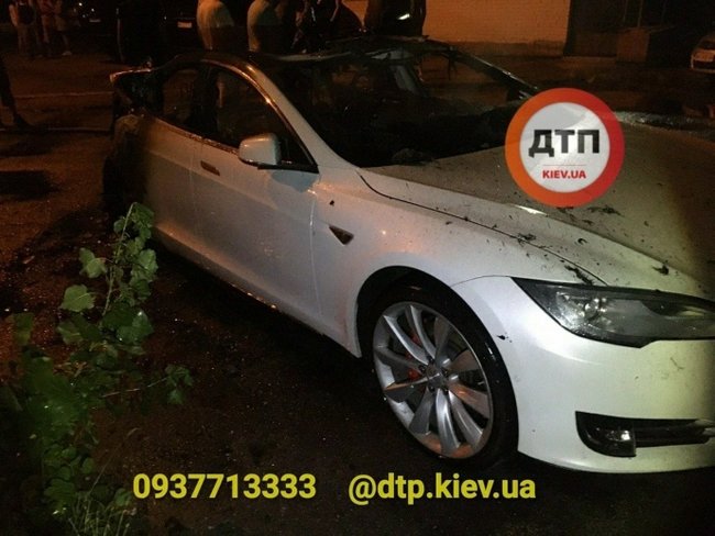 Невідомі в Києві підпалили Теслу Богдана, - ЗМІ 01