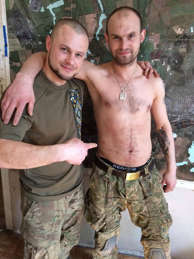 Махай, доцю, татові. Прощайся з ним, - у Ходорові добровольця Романа Федоришина, друга Федю, люди проводжали в останню путь, стоячи на колінах 06