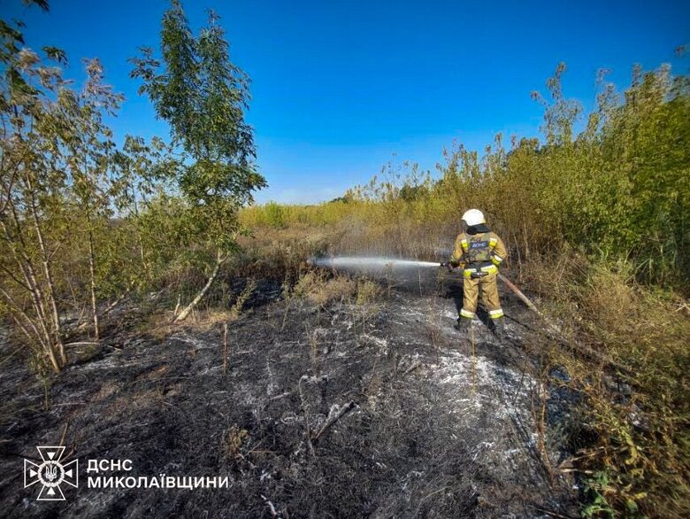 На Миколаївщині рятувальники ліквідували наслідки масованого ворожого обстрілу