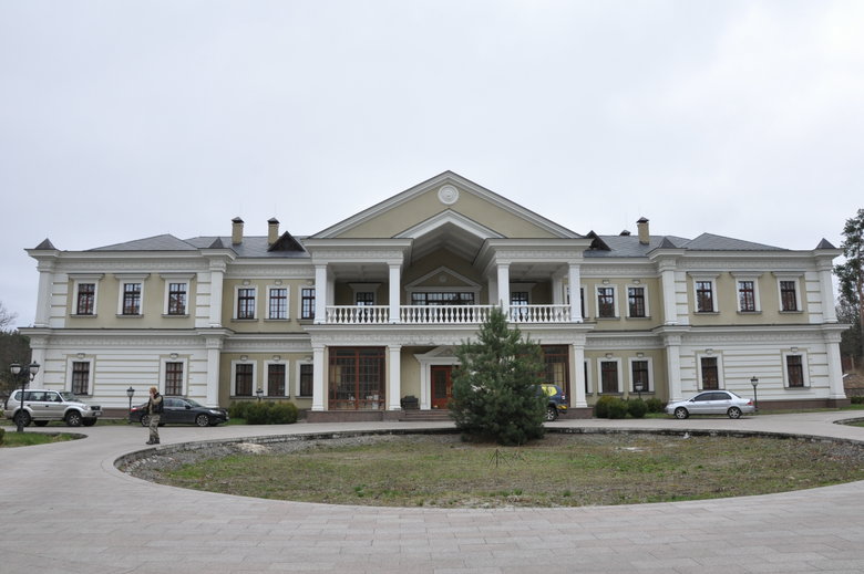 Штаб військових медиків Першого добровольчого мобільного шпиталю в маєтку Пінчука 19