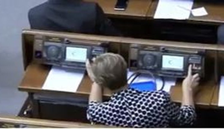 Ни дня без кнопкодавства: коммунисток застукали в Раде на "горячем". ВИДЕО