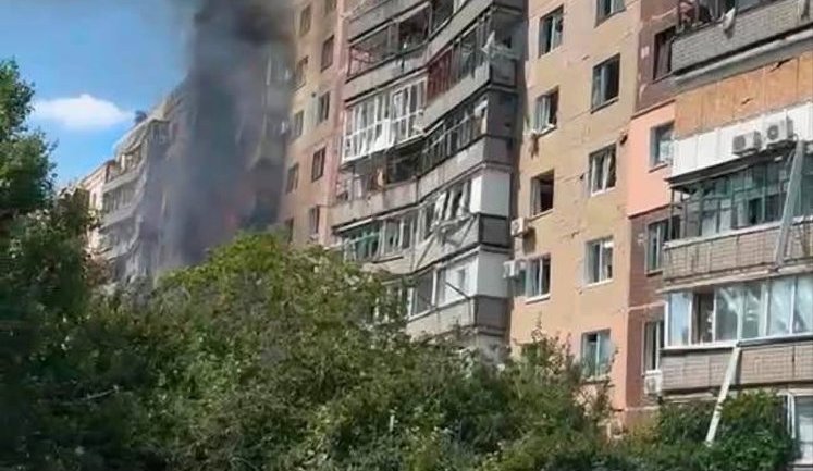 Россия утром нанесла массированный удар по Краматорску: погибла женщина, шесть человек ранены. ФОТОрепортаж