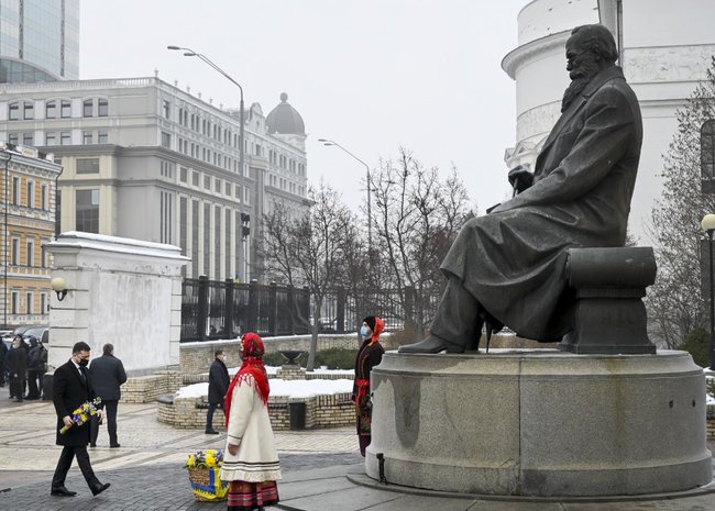 Ukraine leaders lay flowers at monument to Hrushevsky 01