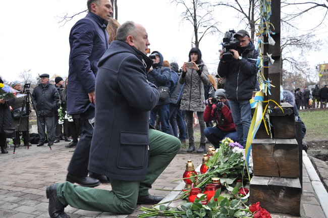 Поминальный молебен прошел на аллее Героев Небесной Сотни в Киеве 12