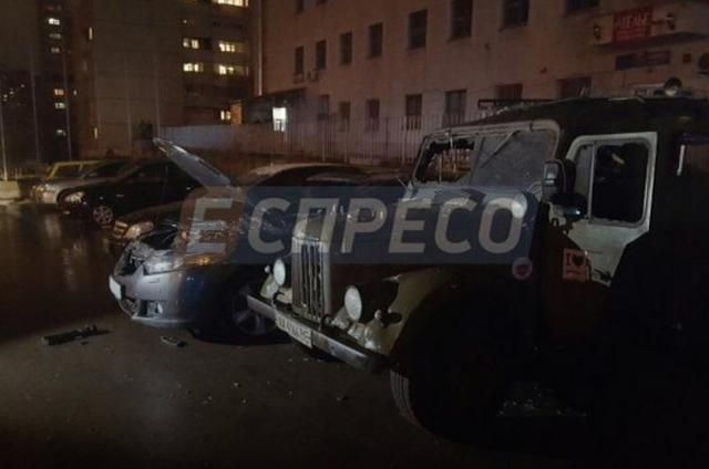 На Соломенке в Киеве загорелись три автомобиля 01