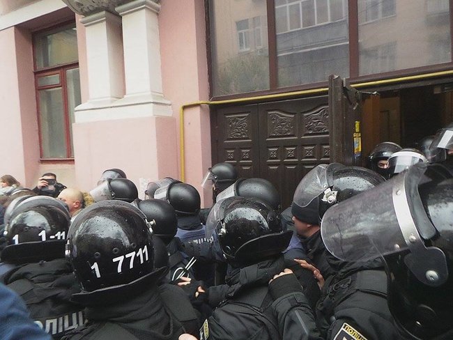 Прихильники Саакашвілі намагаються прорвати кордон поліції 13